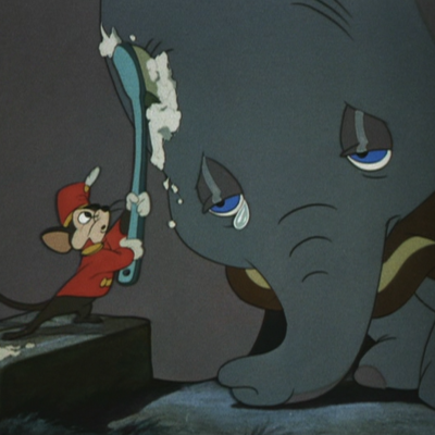 アニメで英語「ネズミがダンボの顔を洗う」
