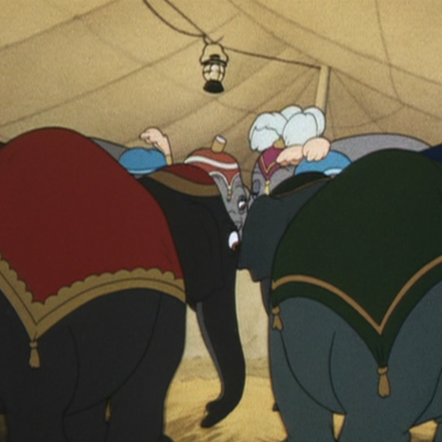 アニメで英語「象たちが暴れたジャンボ夫人について話す」