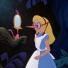 アニメで英語「メガネをかけるアリス」